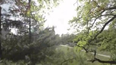 Bu tarihi bir Avrupa şatosunun çarpıcı bir hava görüntüsü. Video, kaleye ve çevresine güzel ve huzurlu bir bakış açısı. Kale Gotik 'in güzel bir örneği.