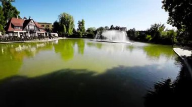Opole, Polonya 'da güzel bir yaz günü. Video, şehrin ana meydanı Rynek 'in, belediye binasının ve Opole Belediye Binası' nın arka planında görünmesiyle başlar. Kamera sonra sola döner.