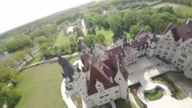 Bu büyüleyici hava görüntüsü sizi muhteşem Ksi Kalesi, Polonya üzerinde büyüleyici bir yolculuğa çıkarıyor. Yeşillik ve durgun suların ortasında, şatoların ihtişamı gerçek.