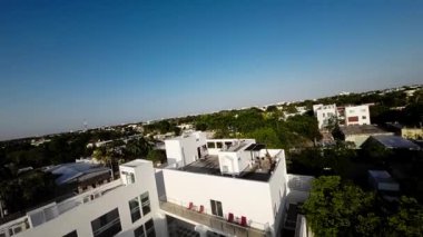 Modern, minimalist, lüks bir havuzu ve güzel yaşam alanları olan bir Meksika villasını gösteren çarpıcı bir video. Video, arazinin kapsamlı bir turunu içeriyor.