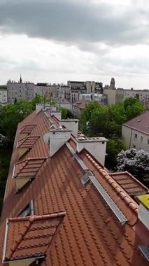 Bu video, Polonya 'nın Opole kentinin kuş bakışı görüntüsünü sağlar. Sergide kentin tarihi merkezi, kaldırımlı sokakları, renkli binaları ve tarihi kiliseleriyle sergileniyor. Video da öyle.