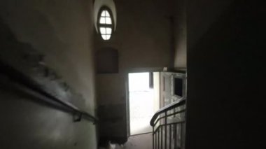 Bu ürkütücü video sizi terk edilmiş bir tımarhanenin ürkütücü koridorlarında tüyler ürpertici bir yolculuğa çıkarıyor. Harap olmuş binaya adım attığınızda, bir yalnızlık hissi sizi saracak ve...