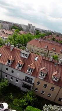 Bu video, Polonya 'nın Opole şehrinde güzel bir turdur. Sergide kentin tarihi merkezinin yanı sıra pek çok park ve bahçesinin çarpıcı hava görüntüleri yer alıyor. Video yerel biri tarafından anlatıldı.