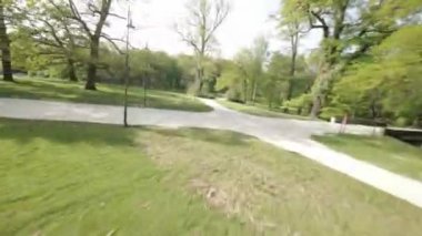 Bu, Polonya 'daki güzel bir kalenin çarpıcı hava manzarası. Video, parkın içinde ve kalenin etrafında sorunsuz, sinematik bir yolculuktur. Kalelerin dış görüntüsü nefes kesicidir.