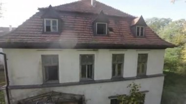 Terk edilmiş bir malikanenin unutulmuş koridorlarında zamanın durduğu ve sırların yıkılan duvarlarının derinliklerinde gömülü olduğu lanetli yolculuğumuzda bize katılın. Keşfimiz biz başladıkça