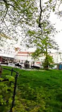 Bu video sizi Opole, Polonya 'nın tarihi merkezine götürüyor. Şehirlerin güzel mimarisini göreceksiniz. Belediye Binası, Katedral ve Opole Üniversitesi de dahil. Sen...