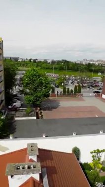 Bu video, zengin bir tarihi ve canlı bir kültüre sahip büyüleyici bir şehir olan Opole, Polonya 'ya kapsamlı bir genel bakış sağlar. Şehrin nefes kesici hava manzarası ile başlıyor, güzelliğini gösteriyor.