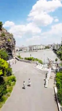 Macaristan, Budapeşte 'deki güzel Kale' yi gösteren bir video. Video sizi şehir ve Tuna Nehri 'nin çarpıcı manzarasını sağlayarak Hisar' a doğru bir yolculuğa çıkarıyor. Yol boyunca, göreceksin.
