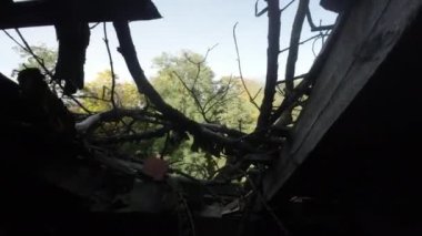 Terk edilmiş bir şatonun gizemli dünyasını araştırırken zaman ve uzayda büyüleyici bir yolculuğa çıkın. Keşfimiz, şatonun nefes kesen hava manzarasıyla başlıyor.