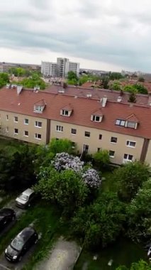 Bu video, zengin bir tarihi ve canlı bir kültüre sahip büyüleyici bir şehir olan Opole, Polonya 'ya kapsamlı bir genel bakış sağlar. Şehirde Opole Town Hall, the Holy gibi ikonik simgeler sergilenir.