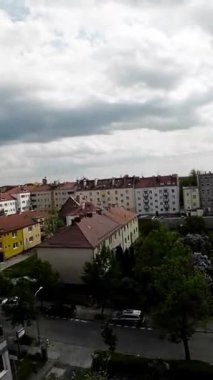 Bu video, büyüleyici mimarisi, bereketli parkları ve canlı şehir hayatı ile Polonya 'nın Opole şehrinde nefes kesici bir hava turu sağlıyor. Tarihi Eski Şehir 'den modern üniversite binalarına