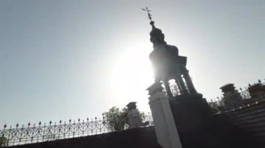 Bu büyüleyici video sizi gökyüzünde büyüleyici bir yolculuğa çıkarıyor görkemli bir şatonun nefes kesici hava manzarasını ve büyüleyici çevresini sunuyor. Kale dimdik ve gururlu.