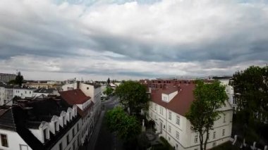 Sürücülerin Polonya 'da dar bir kaldırım taşı caddesinde araba sürme perspektifi. Cadde, çoğu bakımsız olan eski binalarla dolu. Birkaç ağaç ve birkaç duvar yazısı var.