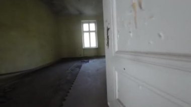 Zamanın durduğu ve sırların yıkılan duvarlarının içinde gömülü olduğu terk edilmiş bir malikanede büyüleyici bir yolculuğa bize katılın. Bu büyüleyici video sizi sanal bir keşfe çıkarıyor.