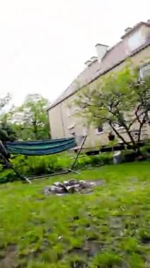 Bu video güzel bir bahçede huzurlu ve rahatlatıcı bir yürüyüş. Bereketli yeşillik ve renkli çiçekler çarpıcı bir görüntü oluştururken hafif bir esinti ve kuş ötüşü rahatlatıcı bir fon sağlar.