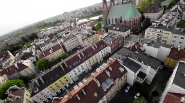 Bu büyüleyici video sizi Polonya 'nın Opole şehrinde nefes kesici bir yolculuğa çıkarıyor. Tarihe gömülmüş ve kültürel enerjiyle dolup taşmış bir şehir. Eski çağın kaldırım taşı sokaklarından