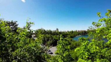 Polonya, Opole 'da güzel bir park, yemyeşil ağaçları, göleti ve yürüyüş yolu var. Park, yerli ve turistler için popüler bir yerdir. Rahatlamak ve dışarıda eğlenmek için harika bir yerdir..