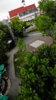 Bu video, güzel mimarisi ve sayısız parklarıyla bilinen Macaristan 'ın Budapeşte kentinde bir sanal turdur. Video, Tuna Nehri 'ni ve Tuna Nehri' ni gösteren şehir manzarası ile başlıyor.