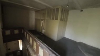 Bu video çürümeye bırakılmış terk edilmiş bir ofis binasını inceliyor. Bina bakımsız durumda, camları kırık, boyaları soyulmuş ve bitkileri fazla büyümüş. Video bize...