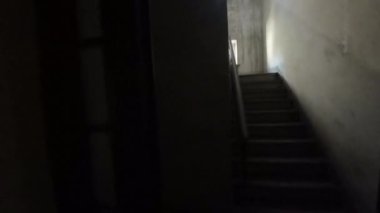 Bu büyüleyici keşif videosunda, terk edilmiş bir malikanenin kalbine, tavan arasında saklı olan sırları açığa çıkarmak için giriyoruz. Ürkütücü koridorlara doğru ilerlerken...