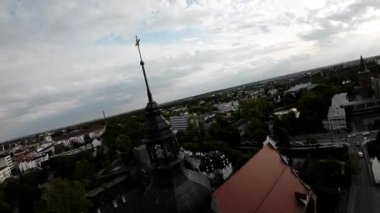 Polonya 'nın Opole şehrinde nefes kesici bir hava turu, tarihi mimarisini, büyüleyici sokaklarını ve canlı atmosferini gözler önüne seriyor..