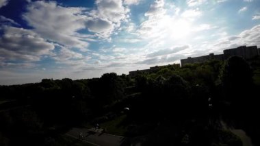 Opole, Polonya 'da güzel bir yaz günü. Güneş parlıyor, ağaçlar yeşil ve çiçekler çiçek açıyor. Hafif bir meltem esiyor, yaprakları hışırdatıyor. Kuşlar ötüyor ve...