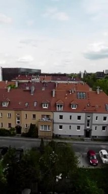 Bu video, Polonya 'nın Opole kentinin güzelliğini eşsiz bir perspektiften gözler önüne seriyor. Çarpıcı insansız hava aracı görüntüleriyle, izleyiciler şehrin tarihi binaları üzerinde nefes kesici bir yolculuğa çıktılar.