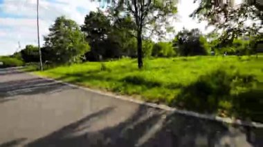 Huzur dolu bir parkın bu büyüleyici videosuyla kendinizi doğanın sükunetine bırakın. Bereketli yeşil ağaçlar ve canlı çiçekler rahatlatıcı bir yürüyüş için pitoresk bir ortam yaratır. Hafif bir esinti