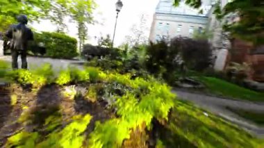 Bu rahatlatıcı videonun odağı, kitap okuyan bir adamın heykeliyle huzurlu bir park. Park, Polonya 'nın Opole şehrinde gizli bir mücevher ve bu koşuşturma ve koşuşturmadan sessiz bir kaçış sağlıyor.