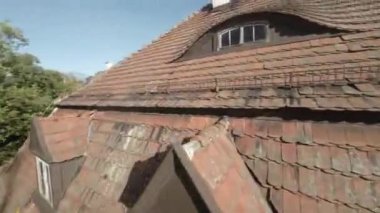 Bu büyüleyici video sizi terk edilmiş bir malikanenin unutulmuş koridorlarında bir yolculuğa çıkarıyor. Gizli tarihini ve anlatılmamış hikayelerini ortaya çıkarıyor. İçeri adımını attığın anda, seni...