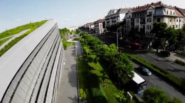 Polonya 'nın O direğinin büyüleyici kuş bakışı görüntüsü modern mimari ve doğa güzelliğinin uyumlu bir karışımını sergiliyor. Video şehrin geniş kapsamlı bir panoramik görüntüsüyle başlıyor.