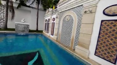 Bu çarpıcı villa rahatlamak ve lüks yaşamak isteyenler için mükemmel bir kaçış yeri. Villada güzel bir havuz, tropikal bir bahçe ve geniş yaşam alanları bulunur. Havuz yemyeşil.