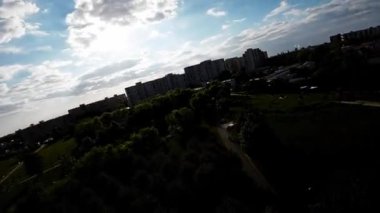 Polonya 'nın Opole şehrinde yemyeşil ağaçları, geniş çimenleri ve huzurlu bir atmosferi olan güzel bir park. Rahatlatıcı bir gezinti ya da aile ve arkadaşlarla piknik için mükemmel..