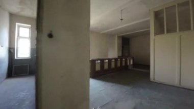 Zamanın durduğu ve sırların toz tabakalarının altında gömülü olduğu terk edilmiş bir malikanenin unutulmuş koridorlarında büyüleyici bir yolculuğa çıkın. Bu unutulmaz keşif,