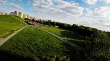 Polonya, Opole 'un yemyeşil alanlarında sakin bir yürüyüş yapın ve saklı mücevherlerini keşfedin. Bu pitoresk park bir huzur cennetidir, koşuşturma ve koşuşturmadan huzurlu bir kaçış sunar.