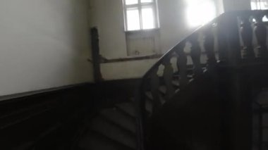 Zamanın durduğu ve sırların yıkılan duvarlarının içinde saklı olduğu terk edilmiş bir malikanenin büyüleyici tarihine doğru bir yolculuk. Keşfettiğiniz gibi, geçmişteki sakinlerinin hikayelerini ortaya çıkarın.