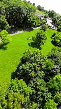 Budapeşte zengin bir tarihi ve kültürü olan güzel bir şehirdir. Ayrıca şehrin çarpıcı manzarasını sunan çok sayıda park ve yeşil alana da ev sahipliği yapmaktadır. Bu video sizi bazı turlara götürüyor.