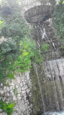 Budapeşte, Macaristan zengin bir tarihi ve kültürü olan bir şehirdir. Bu video sizi Buda Şatosu, Macaristan Parlamentosu gibi en ikonik şehirlere götürüyor.