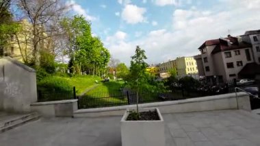 Opole, Polonya 'da zengin bir tarihi ve canlı bir kültürü olan büyüleyici bir şehirdir. Bu video sizi şehirde bir yolculuğa çıkarıyor, çarpıcı mimarisini, tarihi yapısını ve güzelliğini sergiliyor.