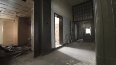 Bu video sizi terk edilmiş ve gizemli bir malikaneye götürüyor. Konak, kırık camlar, soyulmuş boyalar ve aşırı gelişmiş bitki örtüsüyle bakımsız bir durumda. Video.