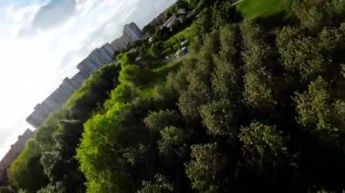 Polonya, Opole 'da bir park yukarıdan gösteriliyor. Parkın birçok farklı türde ağaçların yanı sıra birkaç bina ve bir oyun alanı vardır. Parkta birçok farklı bitki ve çiçek türleri vardır.