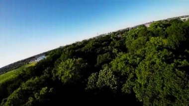 Bu büyüleyici video, Polonya 'nın O direğinin yemyeşil güzelliğini eşsiz bir hava perspektifinden gösteriyor. İnsansız hava aracı görüntüleri ağaçlar ve yeşilliklerle dolu verimli bir şehir manzarası gösteriyor.