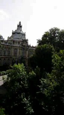 Macaristan 'ın Budapeşte kentindeki güzel şehir parkını ve park içinde yer alan Macar Güzel Sanatlar Müzesini gösteren bir video. Video, parkların yemyeşil ve ağaçlarla çevrili olduğu sanal bir tur sağlıyor.