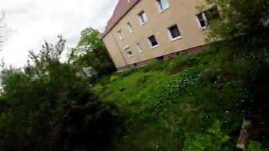 Bu video güzel bir bahçede huzurlu ve rahatlatıcı bir yürüyüş. Yeşillik, rengarenk çiçekler ve sakin atmosfer bu videoyu, bu koşuşturma ve koşuşturmadan kaçmak için mükemmel hale getiriyor.