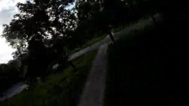 Bu video sizi Polonya 'daki güzel Opole Şehir Parkı' na götürüyor. Park, çeşitli etkinlikler ve etkinlikler sunan yerli ve turistler için oldukça popüler bir yer.