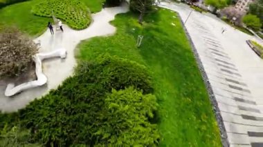 Bu video sizi güzel bir parkta rahatlatıcı bir yürüyüşe çıkarıyor. Bereketli yeşil ağaçlar, renkli çiçekler ve çeşitli vahşi yaşam türleri göreceksiniz. Park, koşuşturmadan kaçmak için mükemmel bir yer.