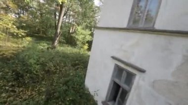 Bu video sizi terk edilmiş ve aşırı gelişmiş bir malikaneye götürüyor. Gizli sırlarını ve unutulmuş hikayelerini ortaya çıkarıyor. Büyümüş bahçelerin büyük girişinden, keşfedeceksiniz