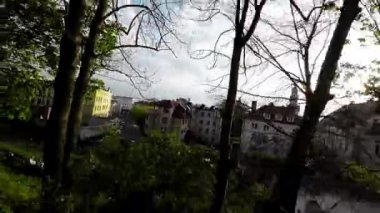 Bu video, Polonya 'nın O Kutbu' nda zengin bir tarihi ve canlı bir kültüre sahip büyüleyici bir şehirde kapsamlı bir görsel turne sağlıyor. Sergide ortaçağ pazarı da dahil olmak üzere kentin en ikonik simgeleri sergileniyor.