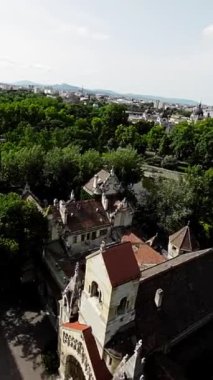Macaristan 'ın Budapeşte kentindeki güzel şehir parkını ve park içinde yer alan Macar Güzel Sanatlar Müzesini gösteren bir video. Video, parkların yemyeşil ve ağaçlarla çevrili olduğu sanal bir tur sağlıyor.