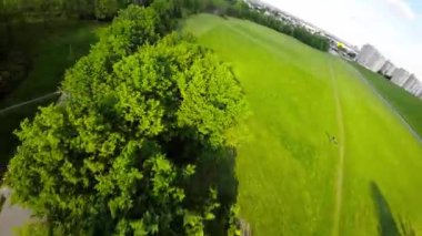 Polonya 'nın Opole kentinin büyüleyici güzelliğine dalın. Kuşların gözünden görüldüğü gibi. Bu çarpıcı hava görüntüleri şehirlerin canlı kentsel manzaralarını, huzur parklarını ve korkusunu gözler önüne seriyor.